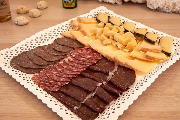 Tabla de quesos de Mahón-Menorca y embutidos de la isla