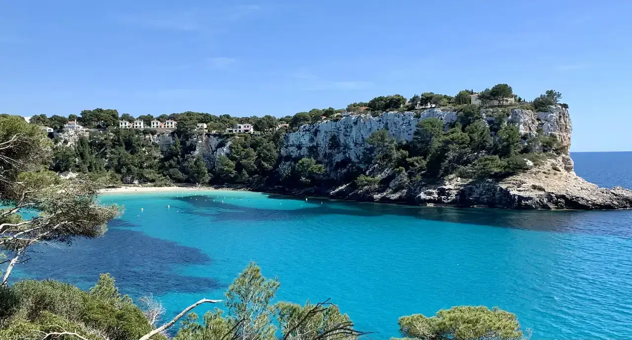 Cala de aguas turquesa en Menorca