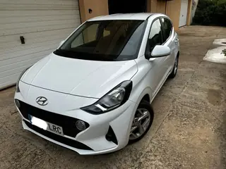 Hyundai i10 blanco, vista delantera lateral