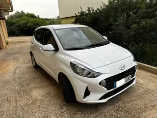 Hyundai i10 blanco, vista delantera tres cuartos
