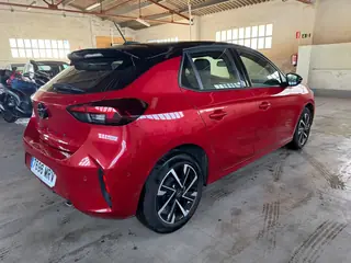 Opel Corsa GS rojo, vista trasera tres cuartos derecha