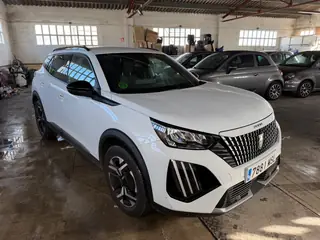 Peugeot 2008 automático blanco, vista delantera tres cuartos
