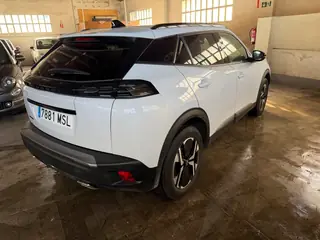 Peugeot 2008 automático blanco, vista trasera tres cuartos